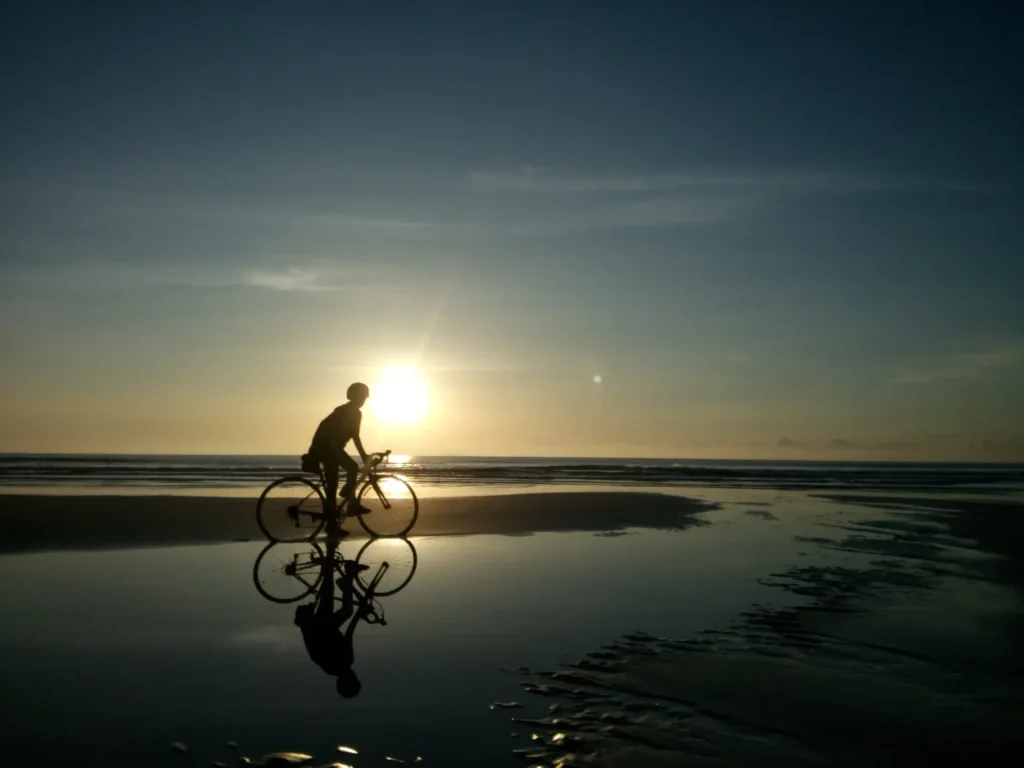 Cykling til en kyst i Thailandbugten.
