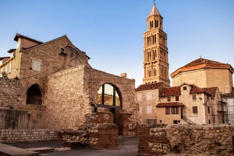 Scene fra den gamle bydel i Split og udsigten til det gamle klokketårn
