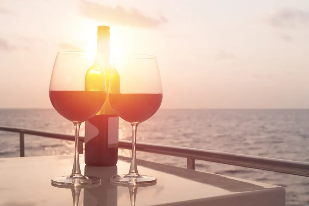 Serata romantica di lusso su yacht da crociera con ambientazione vinicola